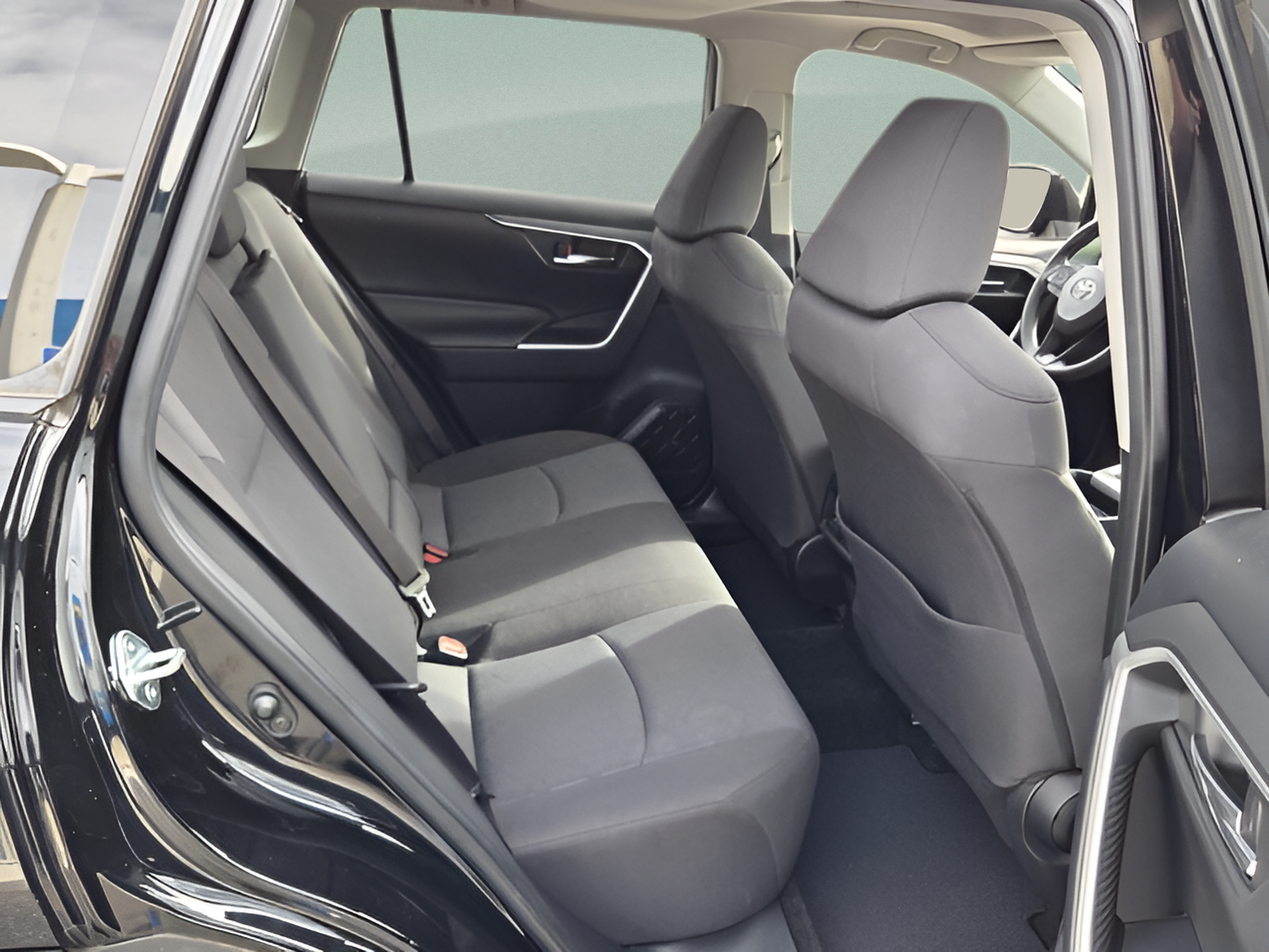 Used 2019 Toyota RAV4 XLE w/ Convenience Package FWD image 14