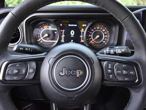 Used 2025 Jeep Wrangler Unlimited Rubicon AWD/4WD image 18