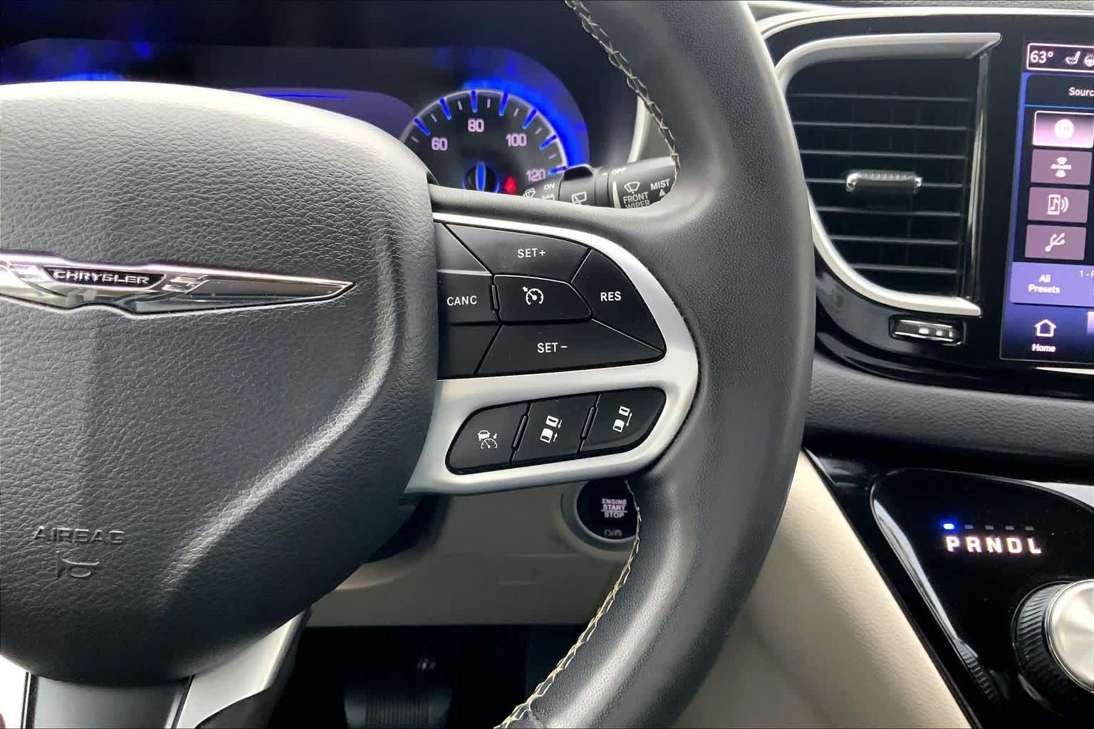 Used 2023 Chrysler Pacifica Touring-L FWD image 25