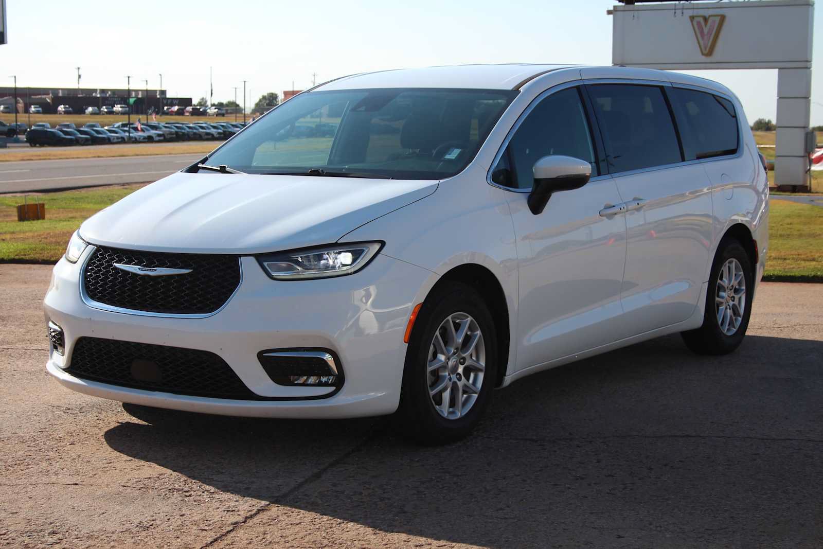 Used 2023 Chrysler Pacifica Touring FWD image 4