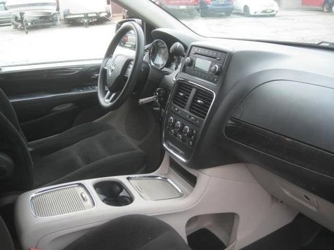 Used 2016 Dodge Grand Caravan SXT FWD image 18