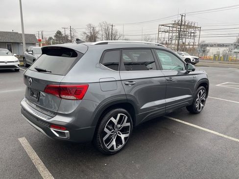 Certified 2022 Volkswagen Taos SEL w/ Panoramic Sunroof Package image 6