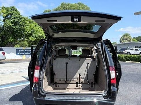 Used 2015 Chrysler Town & Country Touring FWD image 15