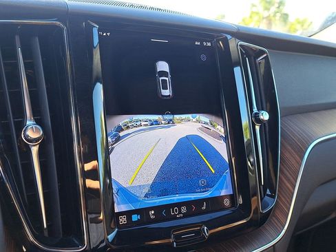 Used 2022 Volvo XC60 B5 Momentum w/ Advanced Package image 25