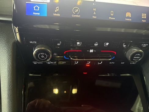 Used 2022 Jeep Grand Cherokee Overland w/ Luxury Tech Group IV image 14