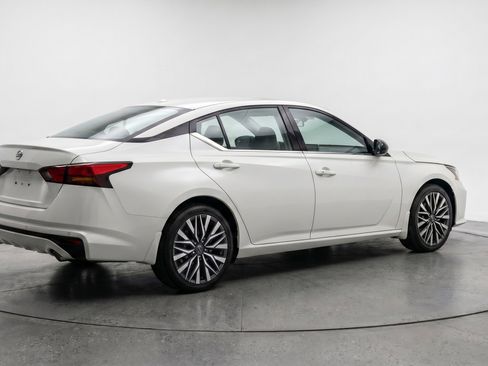 Used 2025 Nissan Altima 2.5 SV FWD image 9