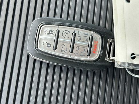 Used 2023 Chrysler Pacifica Limited FWD image 26