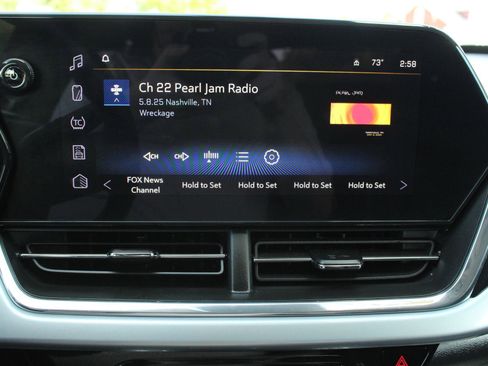 Used 2025 Chevrolet Trax LT w/ LT Convenience Package FWD image 32