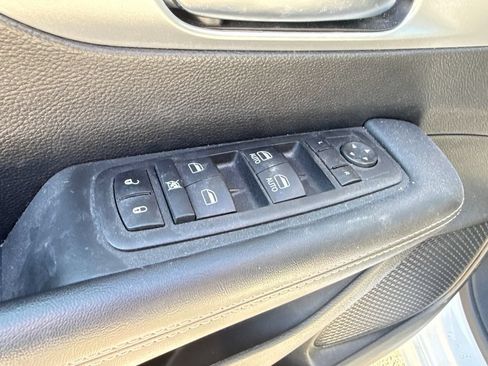 Used 2023 Chrysler Pacifica Touring FWD image 12