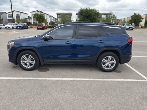 Used 2022 GMC Terrain SLE w/ Driver Convenience Package image 2