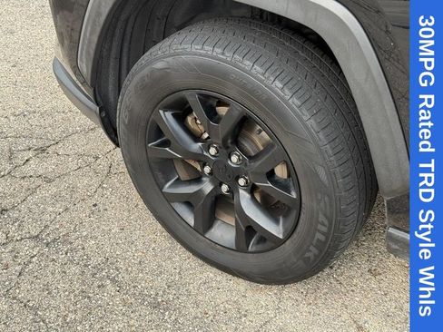 Used 2020 Toyota RAV4 LE FWD image 10