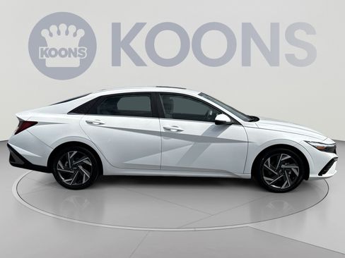 Certified 2025 Hyundai Elantra Limited FWD image 8