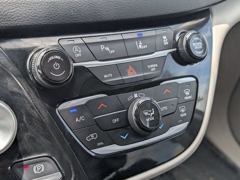 Used 2023 Chrysler Pacifica Touring-L FWD image 23