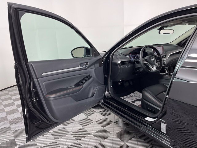 Used 2025 Nissan Altima 2.5 SR FWD image 18