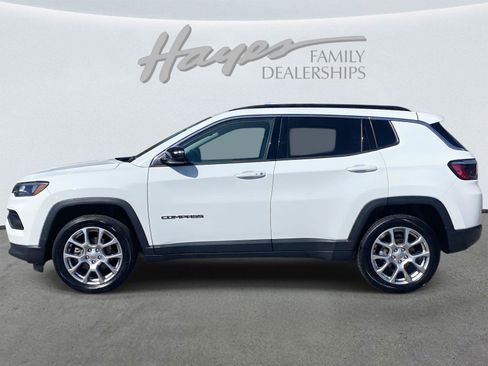 Certified 2022 Jeep Compass Latitude image 9
