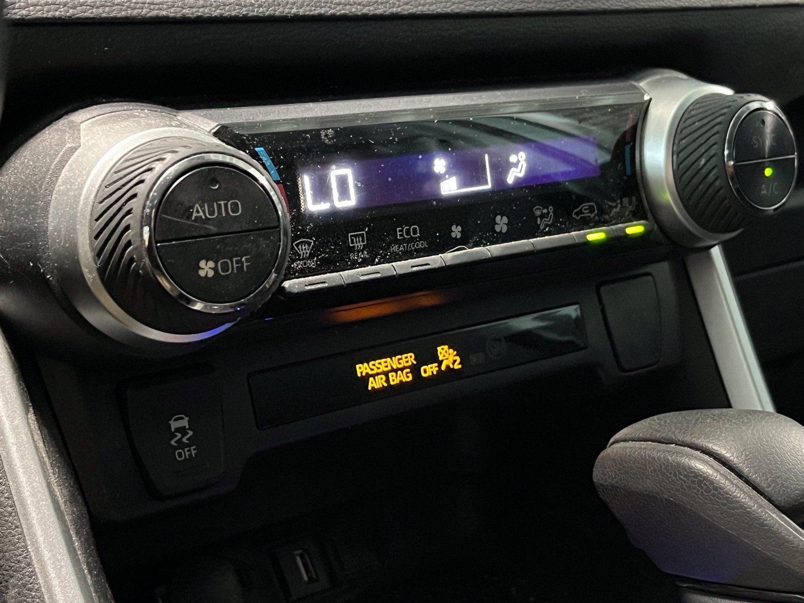 Used 2020 Toyota RAV4 LE w/ All Weather Liner Package AWD/4WD image 21
