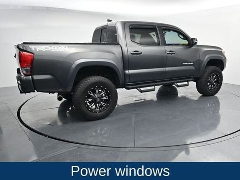 Used 2017 Toyota Tacoma TRD Sport AWD/4WD image 11