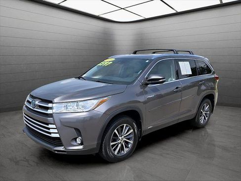 Used 2019 Toyota Highlander XLE image 1