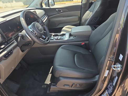 Used 2025 Kia Carnival EX FWD image 5