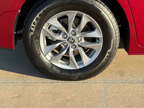 Used 2026 Toyota Sienna XLE FWD image 8