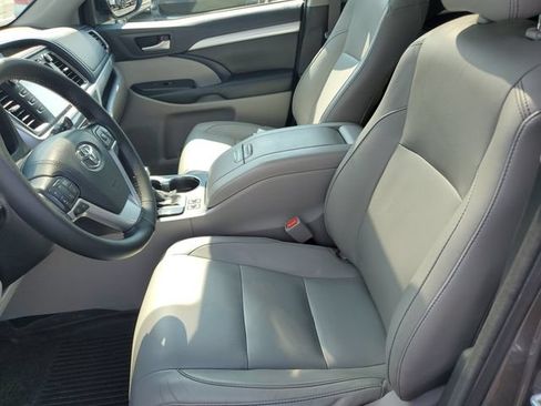 Used 2017 Toyota Highlander XLE AWD/4WD image 17