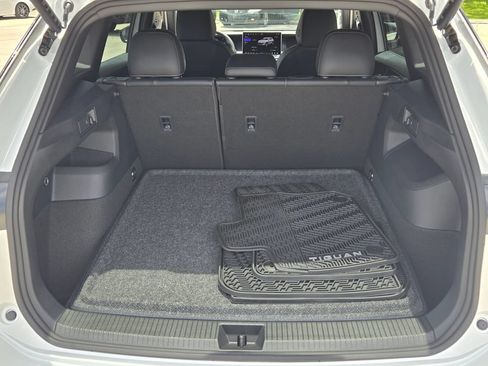 Certified 2025 Volkswagen Tiguan SE R-Line FWD image 16