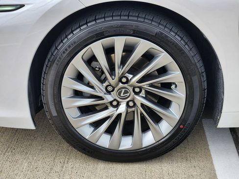 Used 2019 Lexus ES 350 Ultra Luxury w/ Accessory Package 2 FWD image 10
