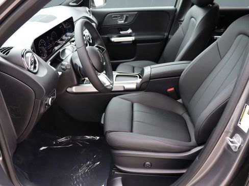 New 2025 Mercedes-Benz GLB 250 image 3