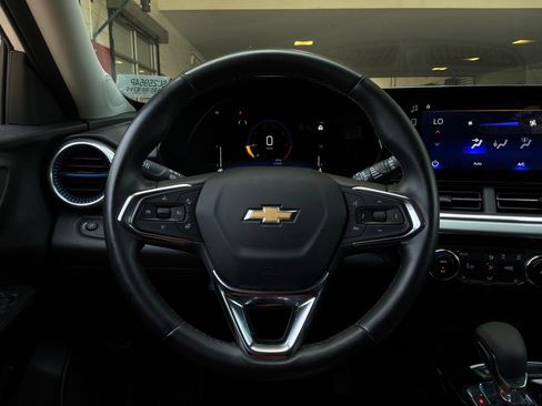 Used 2025 Chevrolet Trax LT w/ LT Convenience Package FWD image 32