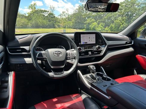 Used 2023 Toyota Highlander XSE FWD image 12