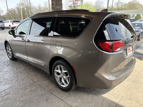 Used 2017 Chrysler Pacifica Touring-L w/ Tire & Wheel Group FWD image 8