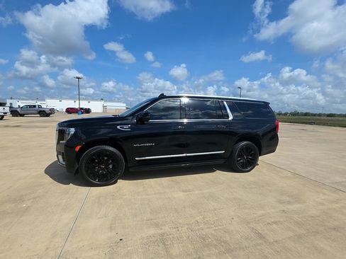 Used 2023 GMC Yukon XL SLT w/ SLT Premium Package image 2