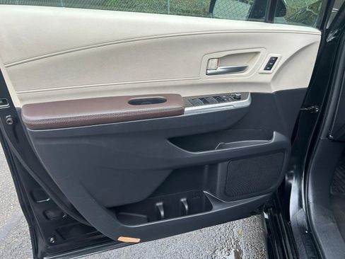 Used 2023 Toyota Sienna Platinum AWD/4WD image 12
