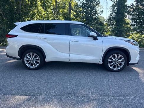 Used 2021 Toyota Highlander Limited FWD image 12