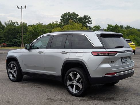 Used 2024 Jeep Grand Cherokee Limited w/ Luxury Tech Group II AWD/4WD image 7
