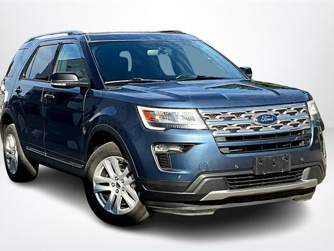 Used 2018 Ford Explorer XLT w/ XLT Technology Feature Bundle image 3