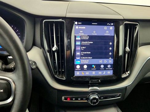 Used 2024 Volvo XC60 B5 Core image 17