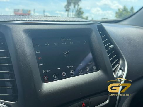 Used 2019 Jeep Cherokee Latitude w/ Popular Appearance Group FWD image 21
