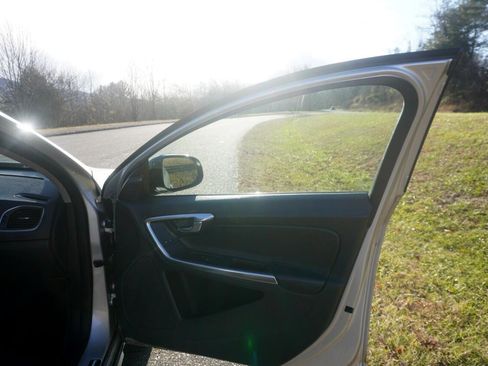 Used 2018 Volvo V60 T5 Cross Country w/ Convenience Package image 19