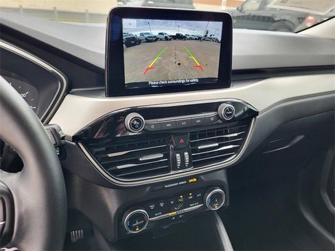 Used 2022 Ford Escape SE w/ SE Sport Appearance Package image 5