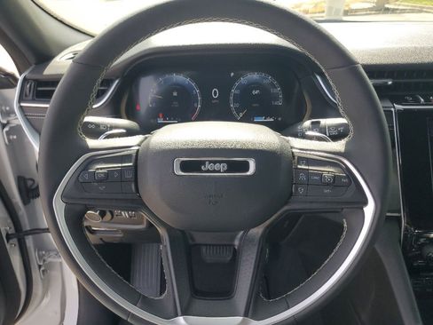 Used 2024 Jeep Grand Cherokee Altitude AWD/4WD image 13