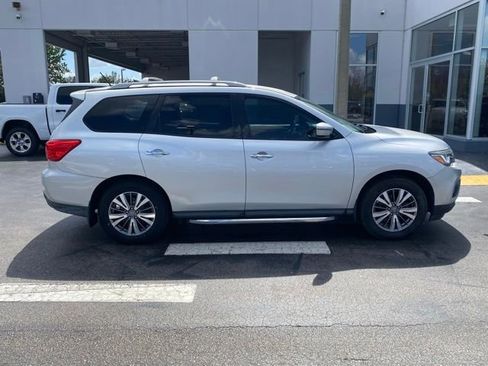 Used 2018 Nissan Pathfinder S image 11