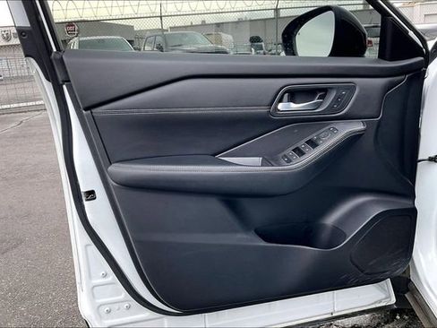 Used 2024 Nissan Rogue SL w/ SL Premium Package image 18