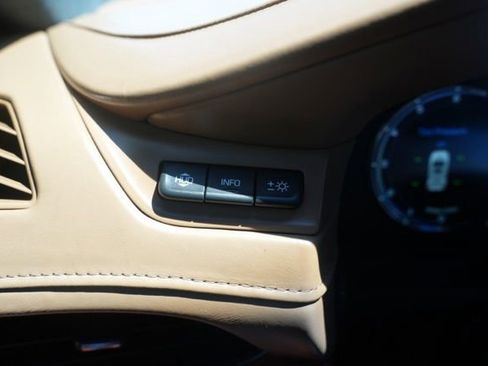 Used 2017 Cadillac Escalade Platinum AWD/4WD image 23