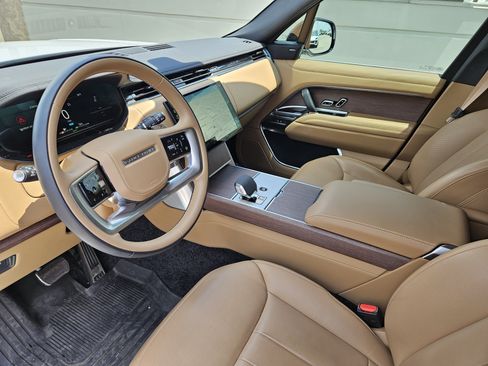 Used 2025 Land Rover Range Rover SE AWD/4WD image 4