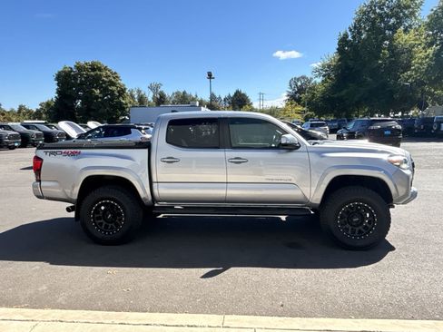 Used 2018 Toyota Tacoma TRD Sport w/ Technology Package AWD/4WD image 6