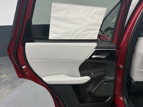 New 2025 Mitsubishi Outlander SE image 28