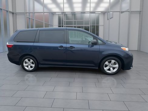 Used 2020 Toyota Sienna L image 9