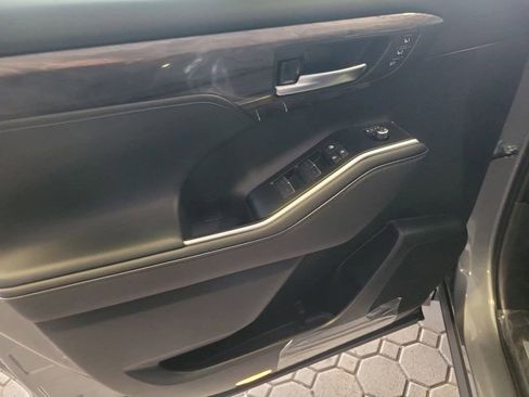 New 2026 Toyota Highlander Limited image 17