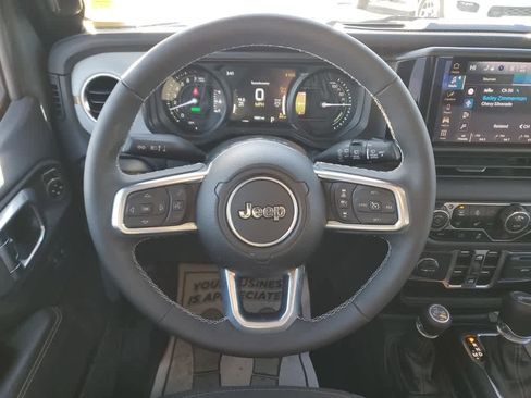 Used 2025 Jeep Wrangler Sahara image 18